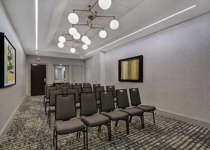 Embassy - Downtown River North 3*
